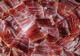 El contundente mensaje de los dietistas sobre la parte blanca del jamón: ¿es saludable comerla?