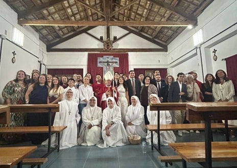 Imagen secundaria 1 - La capilla de la Universidad de Huelva acogió el 15 de octubre la primera celebración del Sacramento de la Confirmación