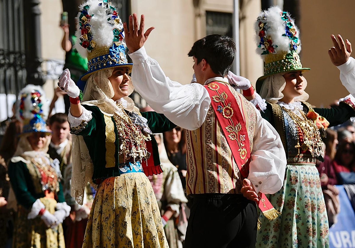 Más de 320 participantes han llenado las calles de música, color y raíces populares