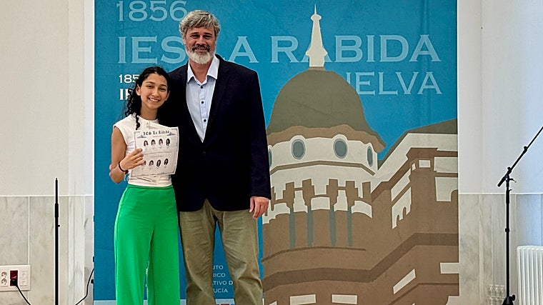 En el curso 2024-2025 la alumna finalizó sus estudios de Bachillerato en el IES La Rábida con matrícula de honor