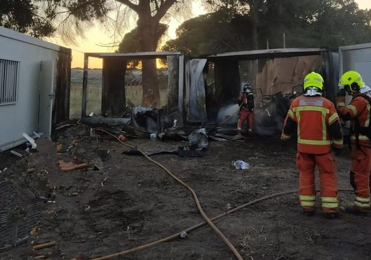 Extinguen el incendio de varias casas prefabricadas en Cartaya