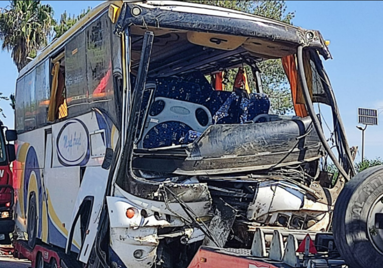 Muere una mujer y 25 personas resultan heridas al volcar un autobús de temporeras marroquíes en Almonte