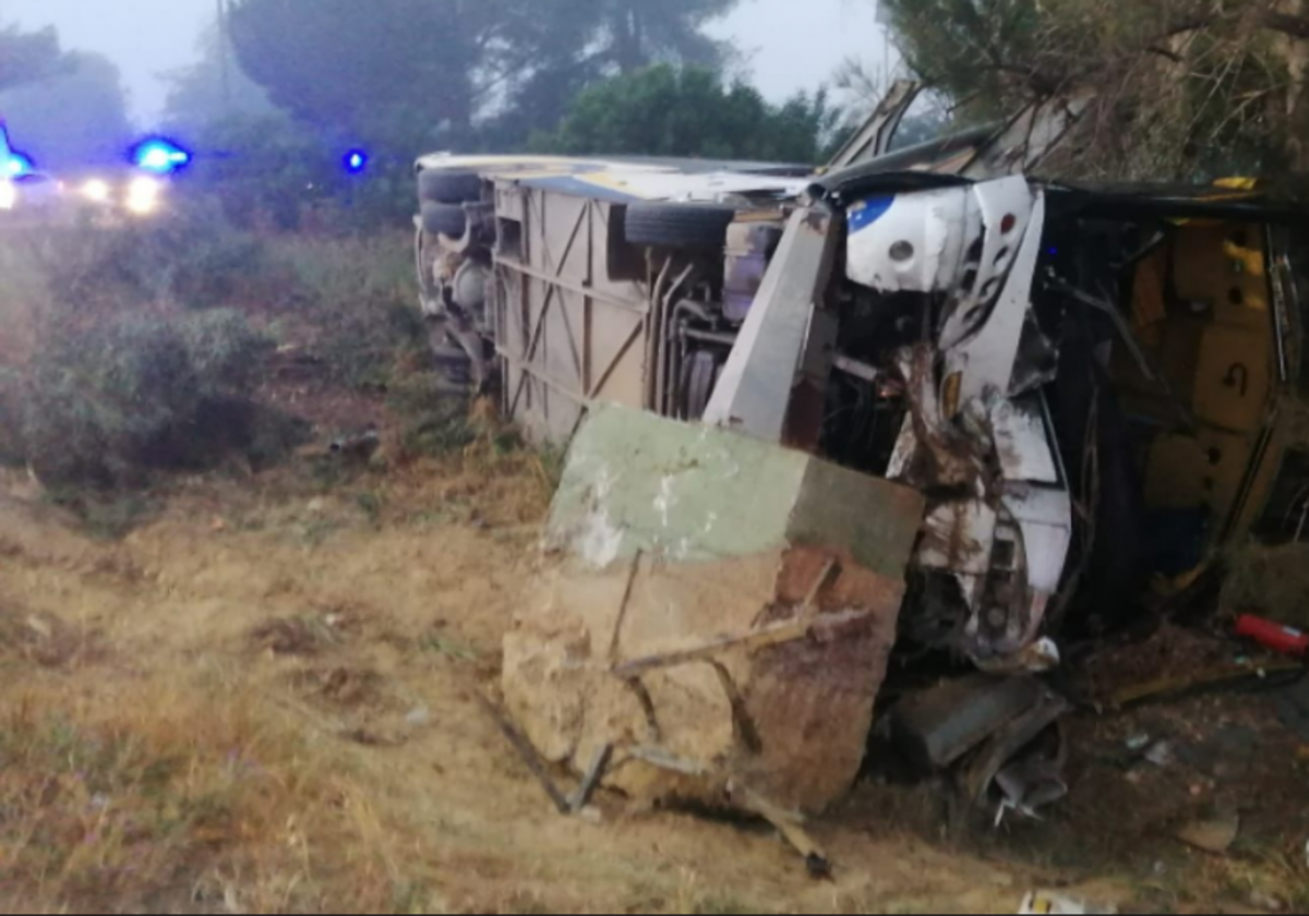 Estado en el que quedó el autobús tras salirse de la carretera y volcar