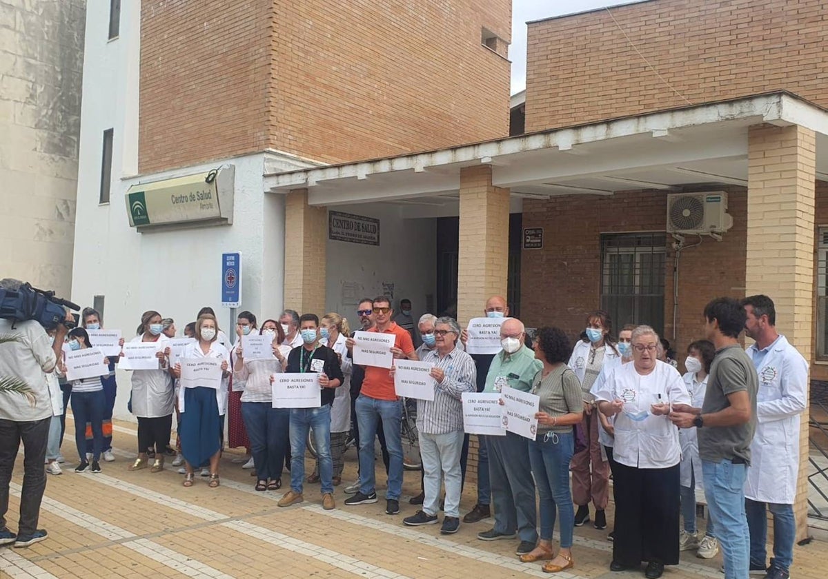 Una reciente concentración en el centro de salud de Almonte por otra agresión