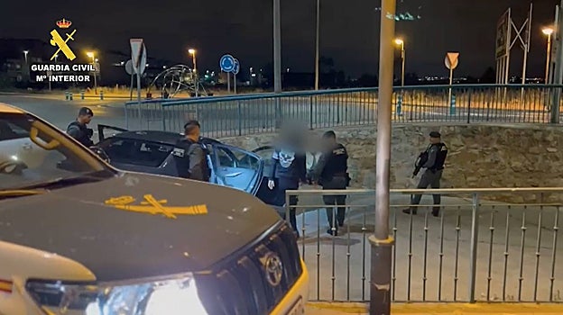 Agentes de la Guardia Civil alrededor de un coche sospechoso