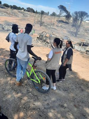 Voluntarias con dos inmigrantes