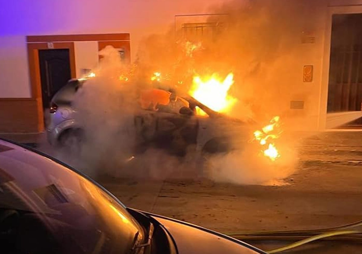 El vehículo incendiado en Trigueros