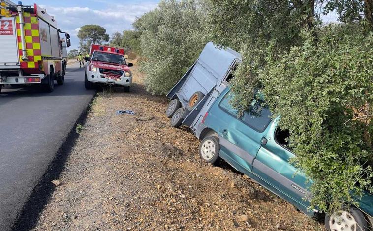 Imagen principal - Estado en el que quedó el vehículo tras el siniestro y las labores de excarcelación de los bomberos 