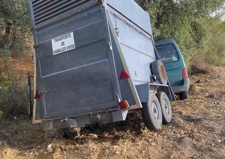 Imagen secundaria 1 - Estado en el que quedó el vehículo tras el siniestro y las labores de excarcelación de los bomberos 