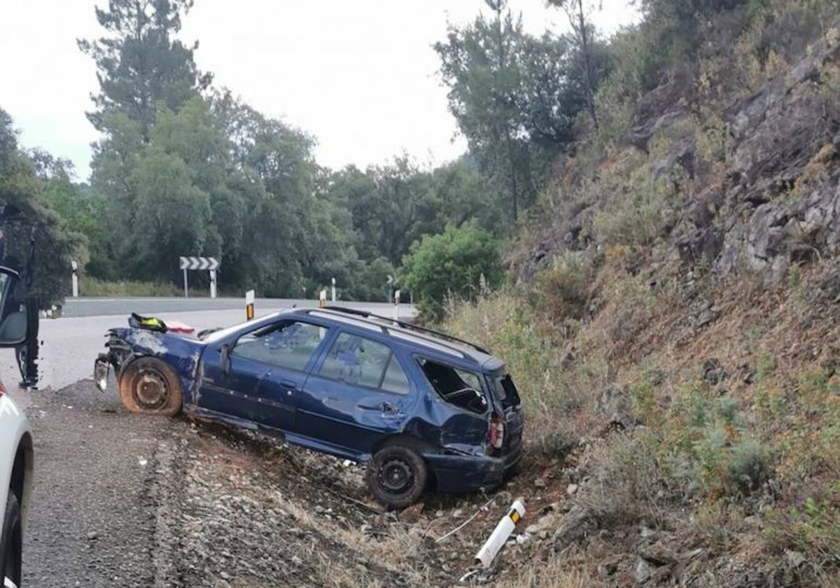 El vehículo accidentado en el término municipal de Jabugo