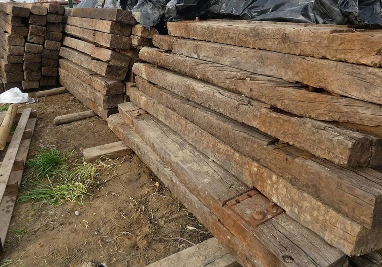 Traviesas de madera apiladas que fueron robadas de la línea Huelva-Zafra