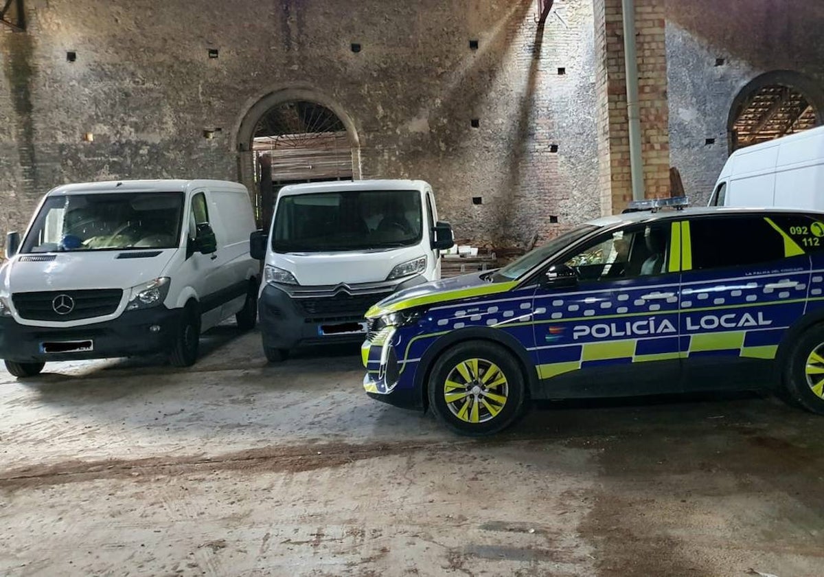 Dos de las furgonetas robadas en una nave industrial en La Palma del Condado
