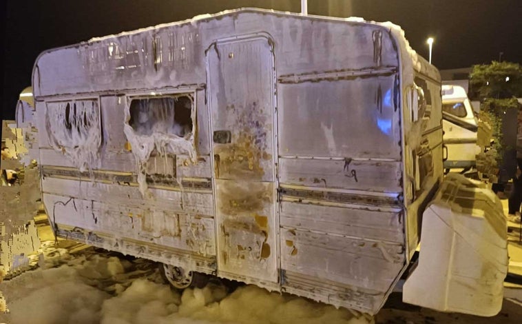 Imagen principal - Arriba, una de las caravanas calcinadas por las llamas y sobre estas líneas dos de los turismos carbonizados en el siniestro