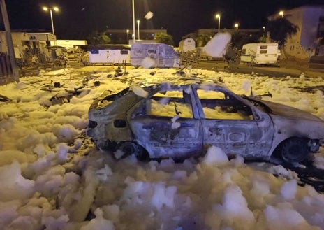 Imagen secundaria 1 - Arriba, una de las caravanas calcinadas por las llamas y sobre estas líneas dos de los turismos carbonizados en el siniestro