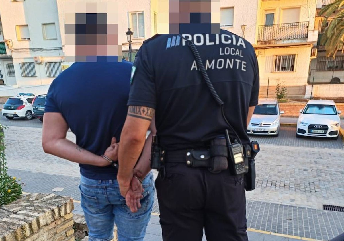 El arrestado por agredir a la Policía Local de Almonte, detenido por un agente
