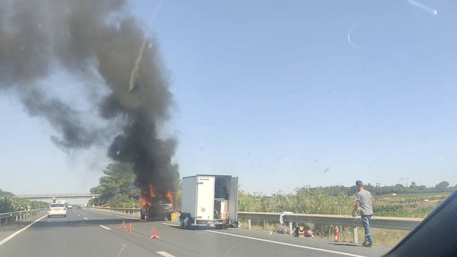 El vehículo ardiendo en la A-49 a la altura de La Palma del Condado