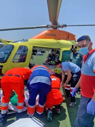 Los sanitarios preparan al herido para su evacuación