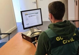 Triple delito en Jabugo: roba en una casa de campo, destroza un autobús escolar y agrede a varios agentes de la Guardia Civil