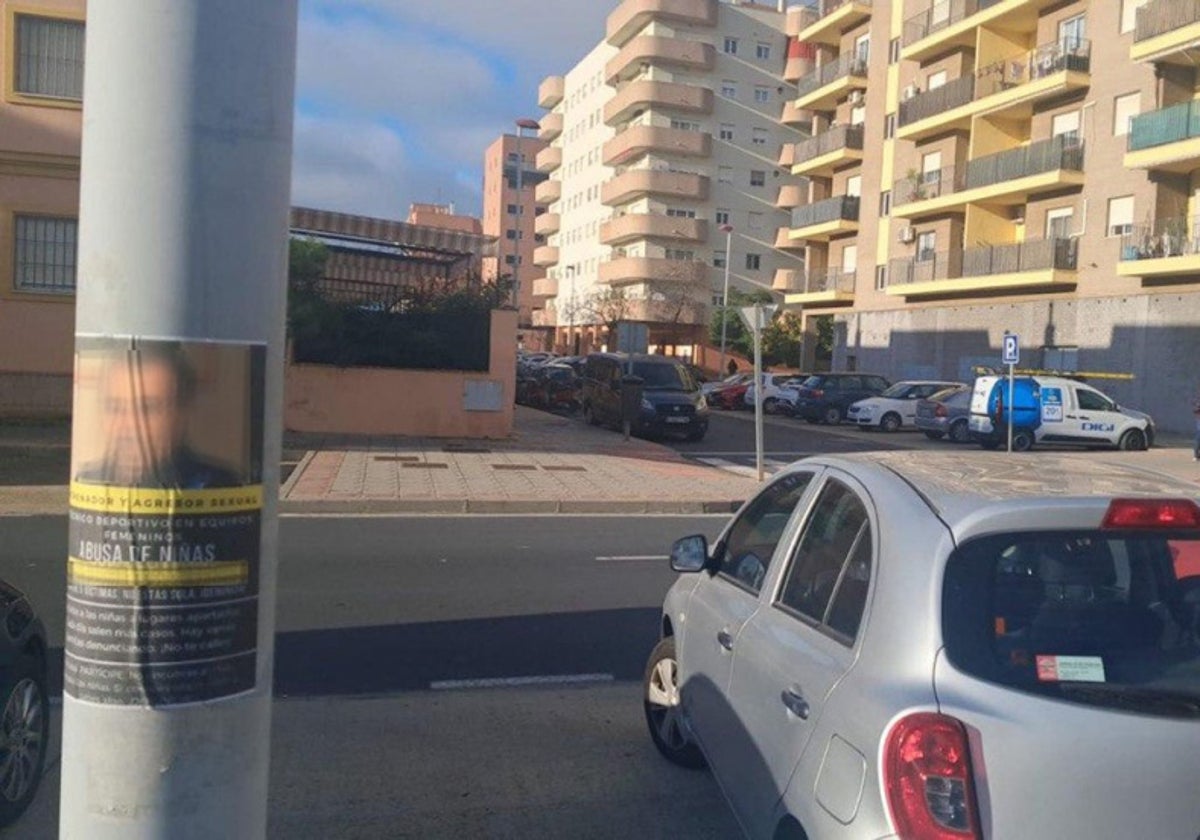 Carteles en las inmediaciones de la Universidad de Huelva denunciando al presunto acosador sexual