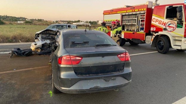 Efectivos del Consorcio Provincial de Bomberos en el lugar del accidente