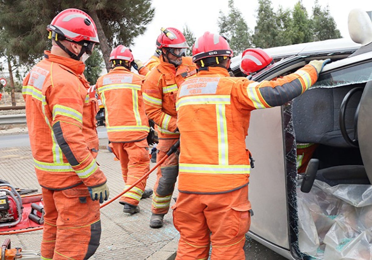 Bomberos del Consorcio Provincial realizando un rescate de una persona atrapada en un vehículo
