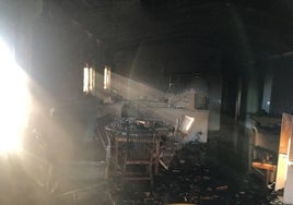 Bomberos sofocan el incendio declarado en el interior de una casa en Trigueros
