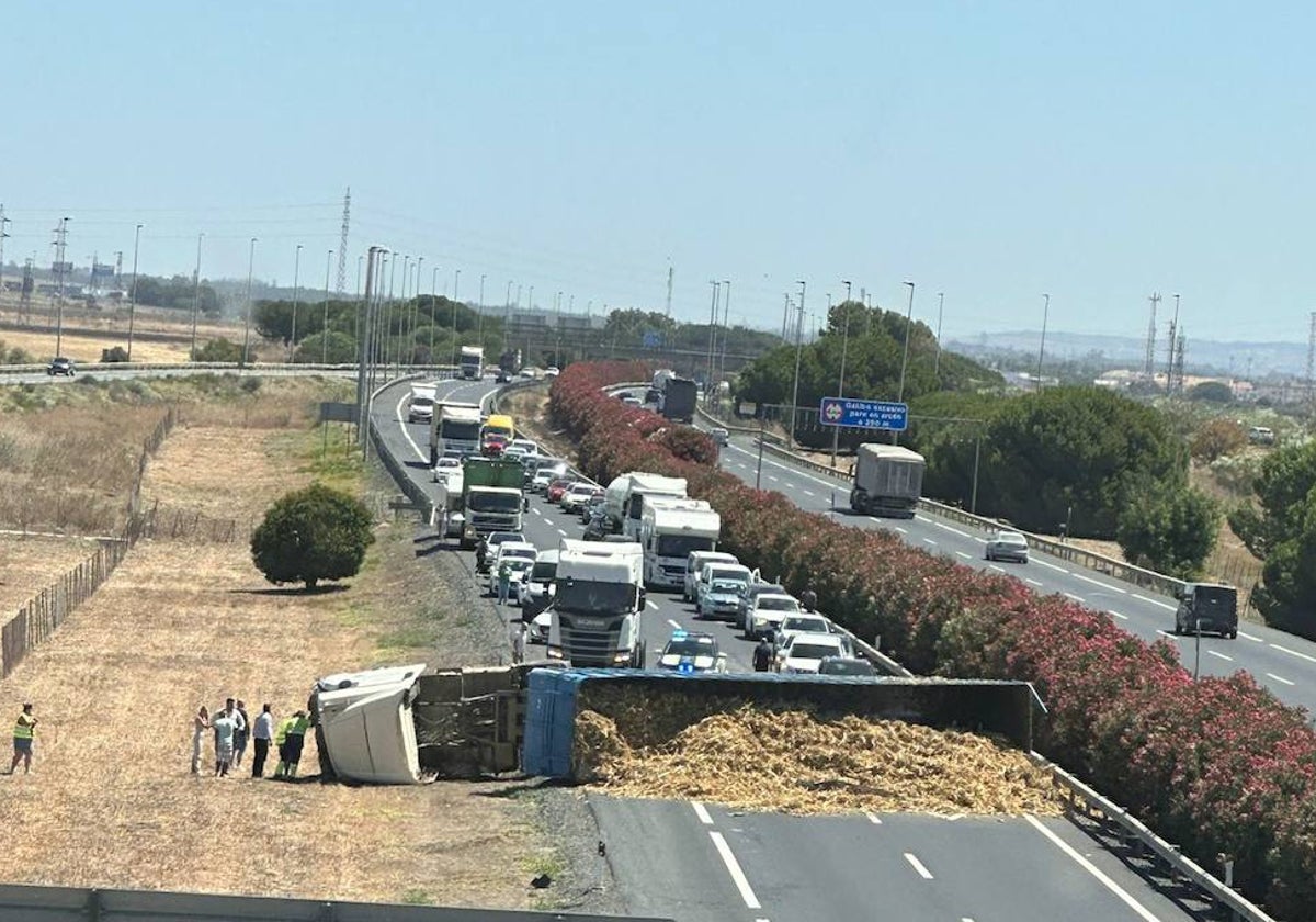 El camión volcado en la H31 a la alutra del Parque Empresarial