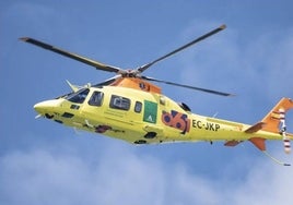 Una colisión entre dos vehículos en la carretera entre La Antilla y El Terrón deriva en el atropello a una mujer que está herida