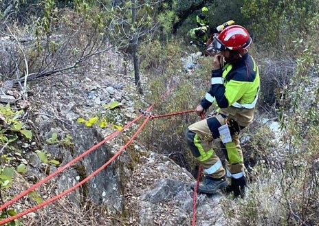 Imagen secundaria 1 - Diferentes imágenes del operativo que tuvieron que desplegar los bomberos del Consorcio Provincial, con ayuda de la Guardia Civil, para rescatar a la persona herida tras caer del puente a un profundo barranco