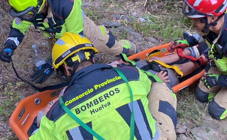 Imagen principal - Diferentes imágenes del operativo que tuvieron que desplegar los bomberos del Consorcio Provincial, con ayuda de la Guardia Civil, para rescatar a la persona herida tras caer del puente a un profundo barranco