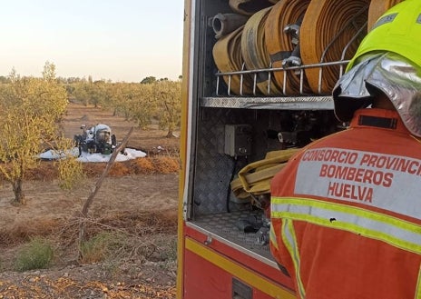 Imagen secundaria 1 - Tractor calcinado en un incendio en Hinojos