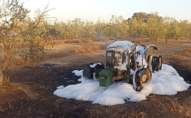 Imagen principal - Tractor calcinado en un incendio en Hinojos