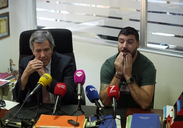 José Bermúdez en rueda de prensa en Sevilla junto a su abogado, Fernando Osuna