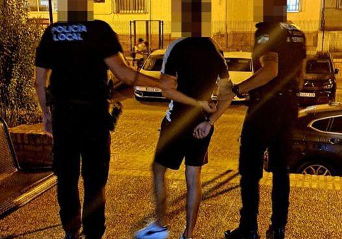 Dos agentes de la Policía Local de Almonte con el detenido