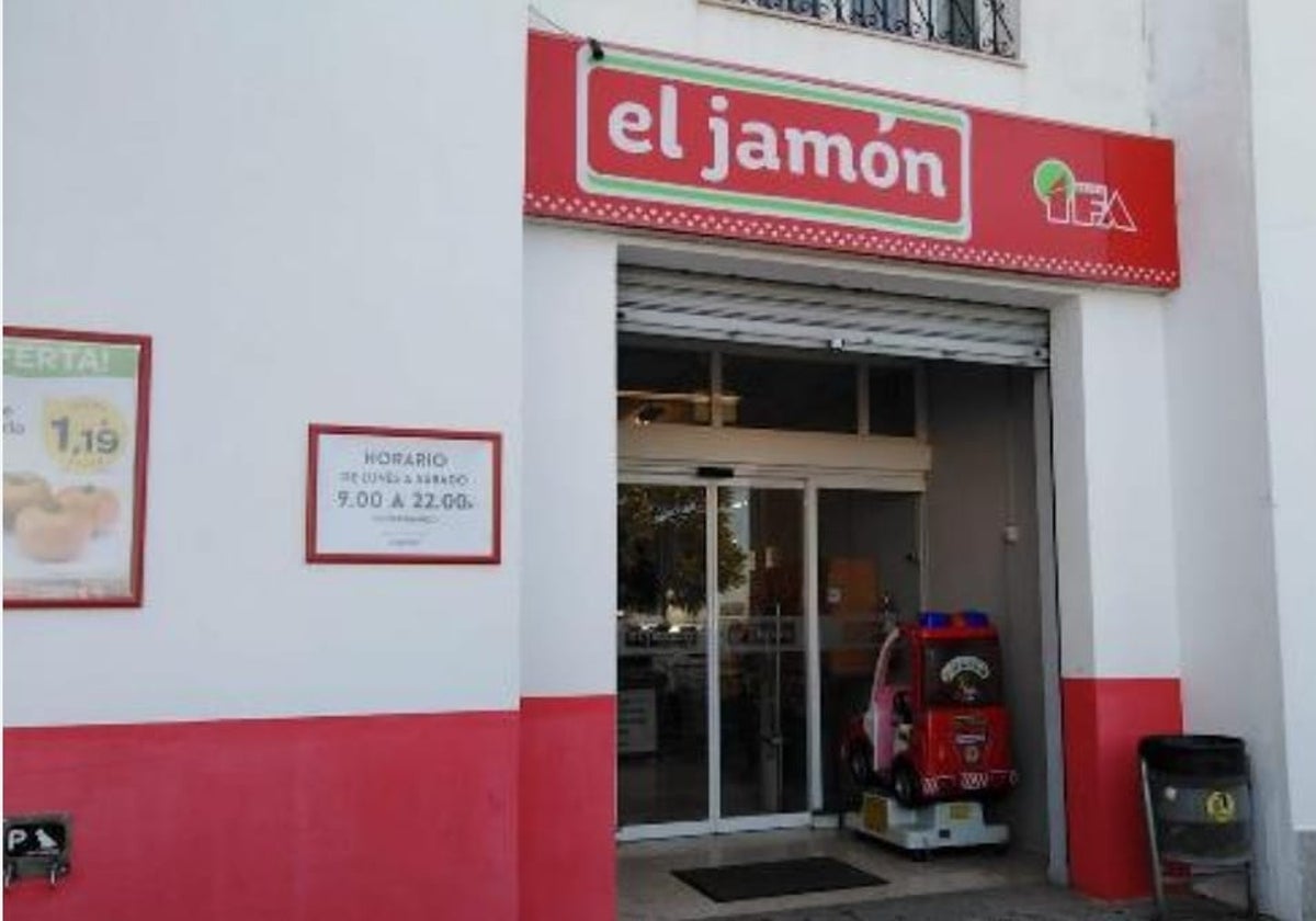 Puerta del supermercado de Ayamonte junto al que ocurrió la agresión