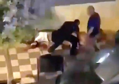 Imagen secundaria 1 - Arriba, La garrota usada en la pelea sobre el mostrador del salón de juegos. Sobre estas líneas, la policía atiende al herido y a la derecha el interior del local, donde se inició la reyerta