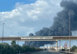 Extinguido el incendio en la nave de Hierros España, que destaca que «en ningún momento se emitieron gases tóxicos perjudiciales para la población»