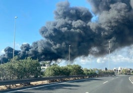 Continúan los trabajos para tratar de extinguir el incendio en la nave de gestión de residuos de Hierros España