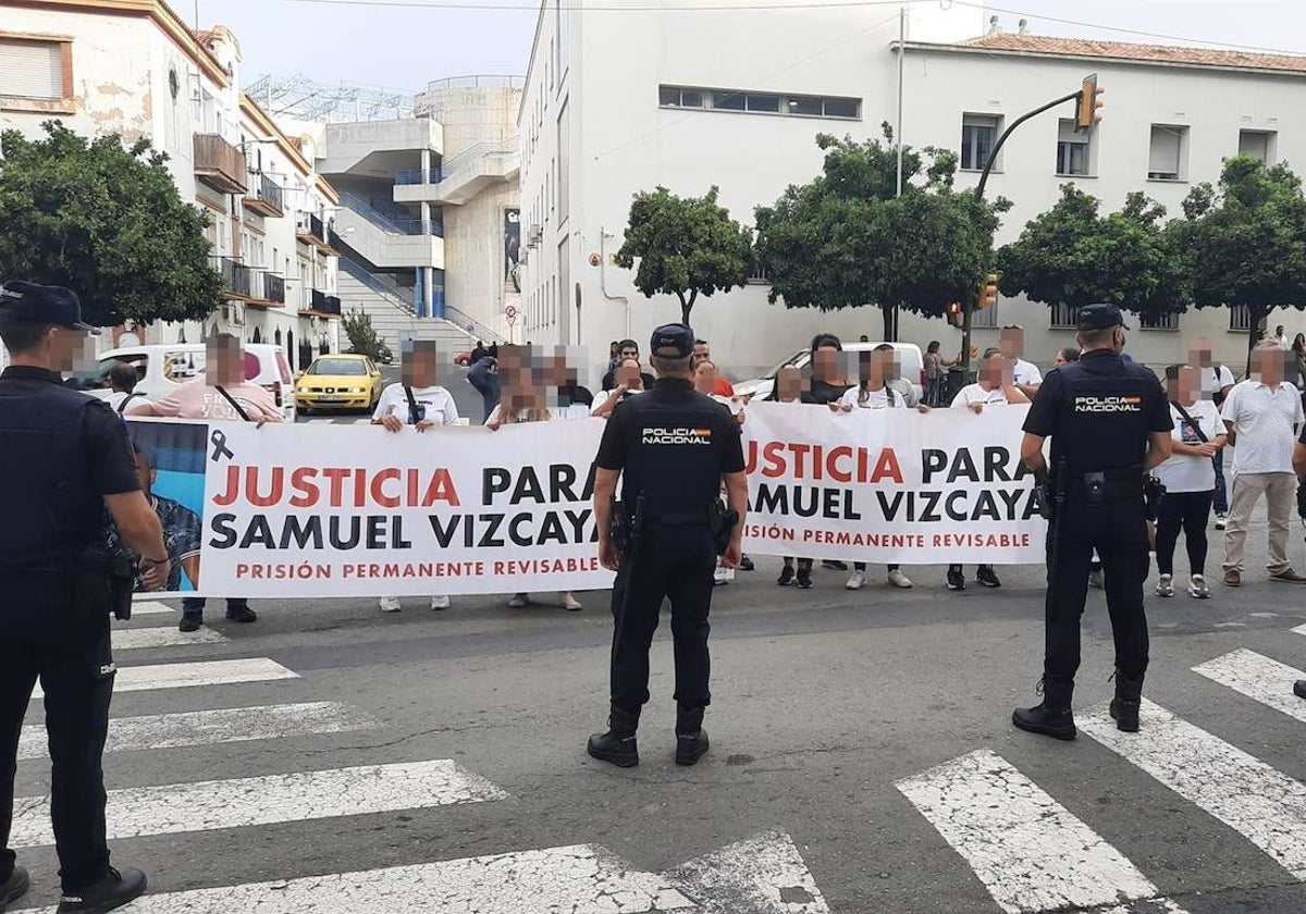 Familiares y amigos de una de las víctimas protestan antes del juicio en la Audiencia de Huelva