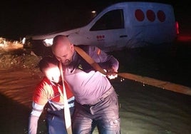 La Guardia Civil rescata en Gibraleón al ocupante de un vehículo que se encontraba atrapado en un arroyo por las lluvias torrenciales