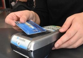 Detenida una banda que utilizó en 36 ocasiones las tarjetas bancarias que robaron del interior de un vehículo en Almonte