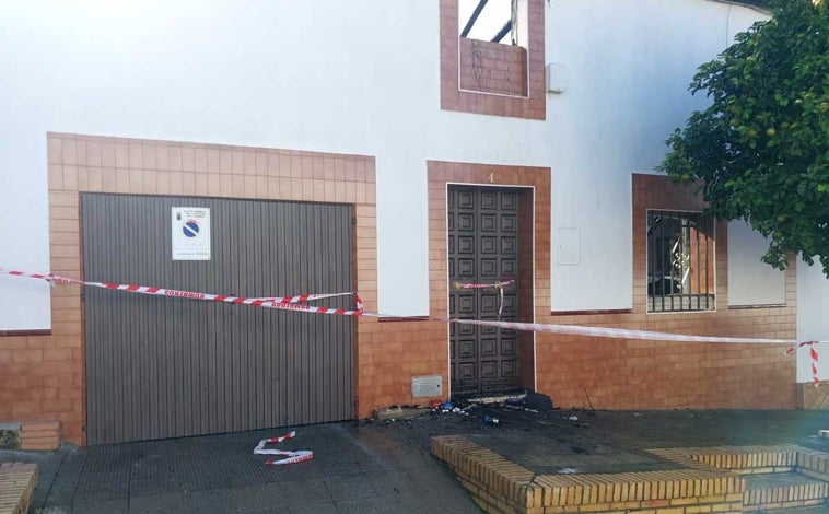 Imagen principal - El fuego destruye una vivienda y un local en Valverde del Camino