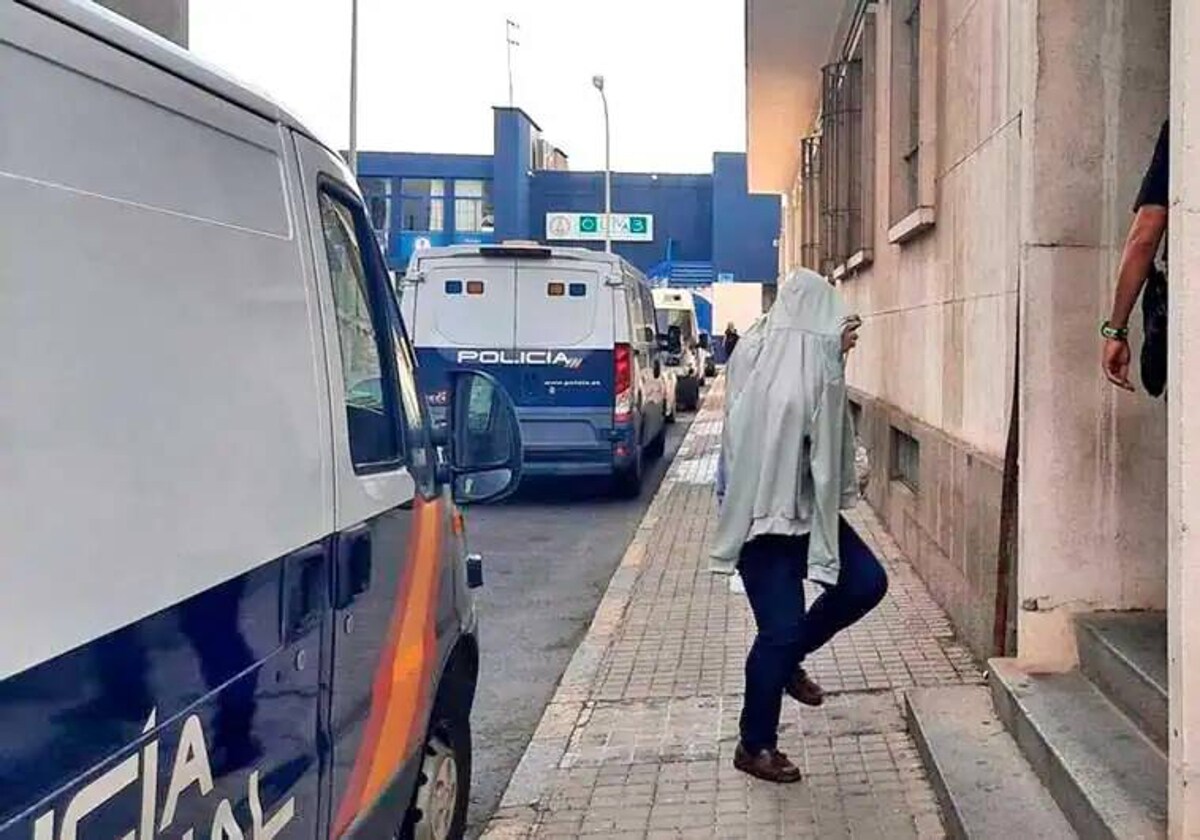 Uno de los condenados antes de entrar en el primer día de juicio en la Audiencia de Huelva