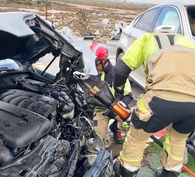 Los cuatro bomberos del turno de guardia acudieron a sofocar los accidentes