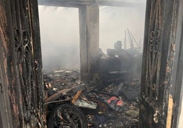 Un incendio arrasa completamente una vivienda y siembra el pánico en la calle Tartessos de Riotinto