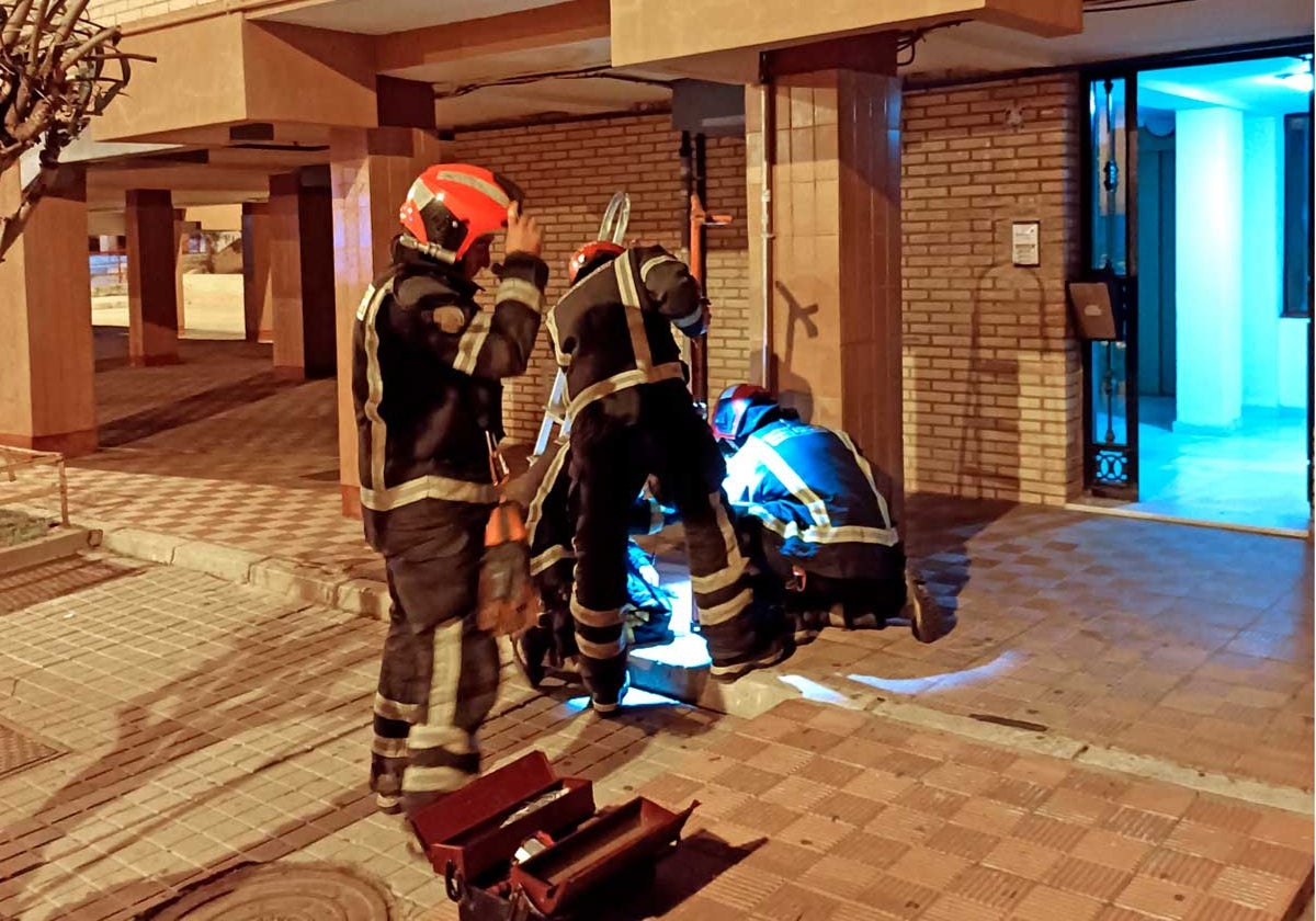Los bomberos intervienen tras el corte de una de las tuberías robadas