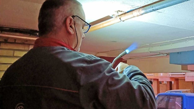 Reparación de una conducción dañada por los ladrones