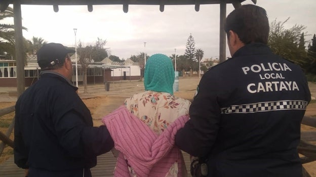 Momento en el que es asistida la mujer caída al agua