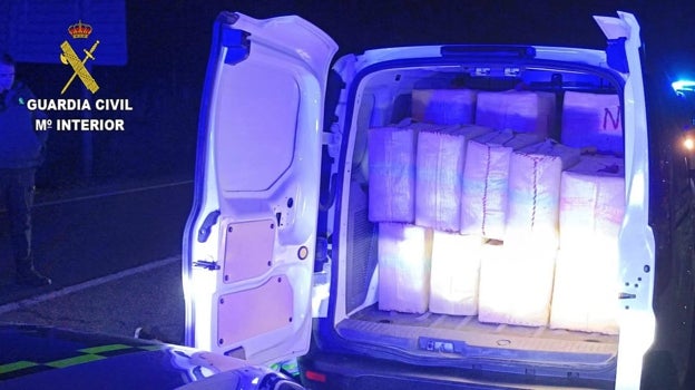 El vehículo circulaba con 700 kilos de hachís