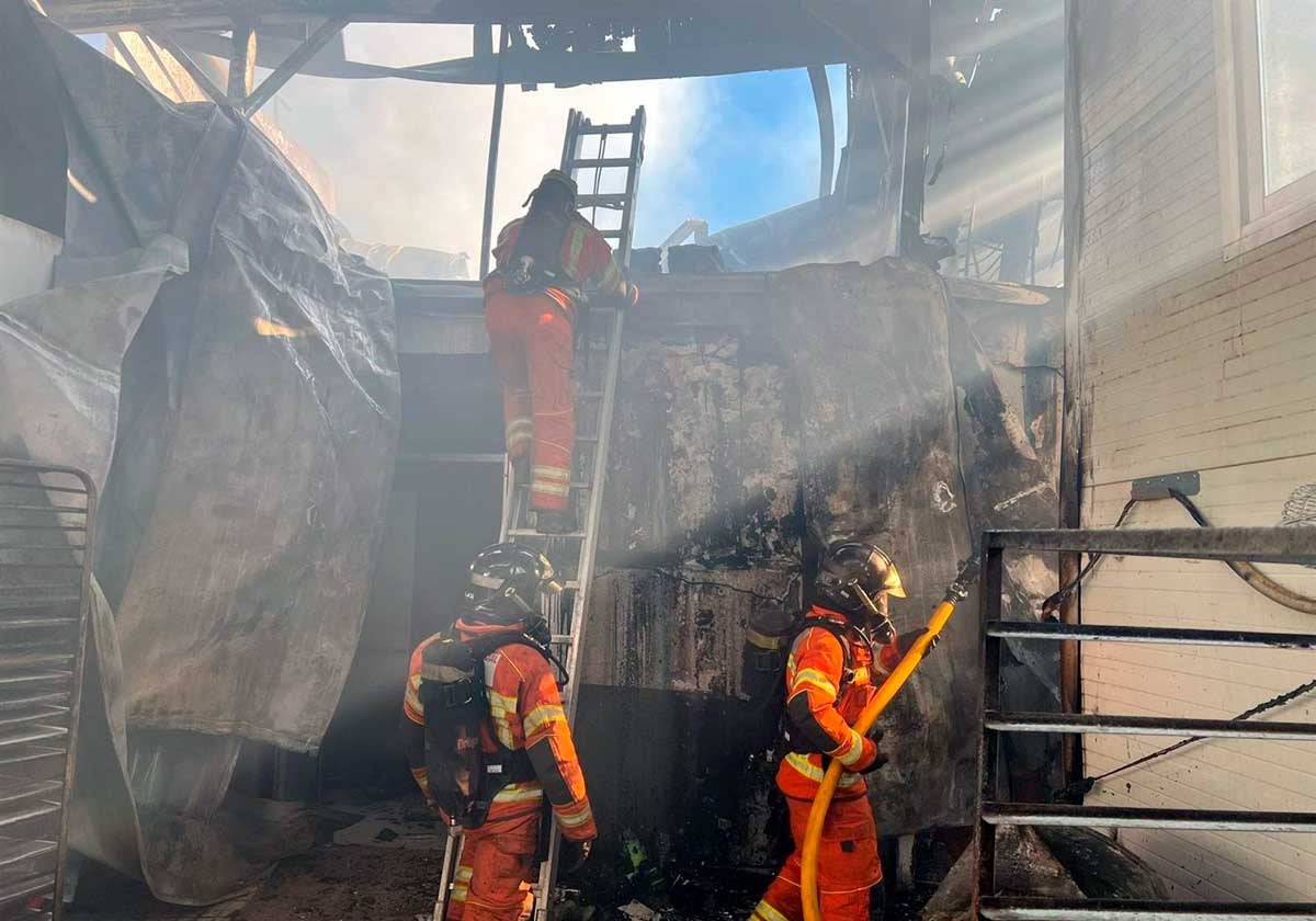 Los bomberos entre los restos de la panificadora